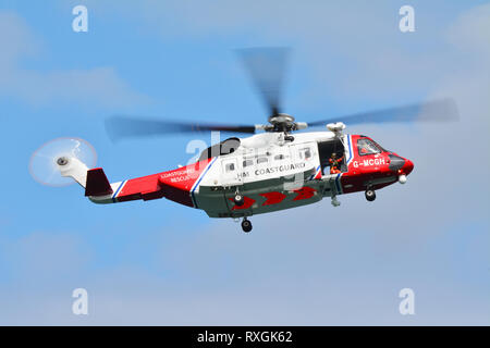 Coast Guard Hubschrauber. Die Rettungsaktion auf dem Meer Stockfoto