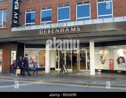 Sport Direkte und House of Fraser Chef, Mike Ashley's Versuch, die Kontrolle der maroden britischen Kaufhauskette Debenhams ins Visier der Wettbewerbshüter der CWA, Aktien in Debenhams um fast 16% auf Freitag bis 3.53 p kommen kann zu nehmen, nachdem Ashley versucht, eine Debenhams Generalversammlung Verwaltungsrat des Kaufhauses zu entfernen und sich selbst als Chief Executive installieren. Debenhams versucht, £ 520 m in Schulden zu refinanzieren, bis Ende April. Mit der Unsicherheit um die Bezeichnungen des Abkommens, Ashley ist Hoffen, über die Aktionäre zu gewinnen. Die CWA habe keinen Kommentar, Bu gemacht Stockfoto