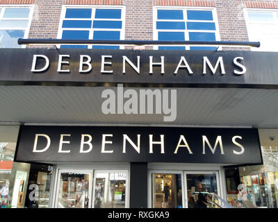 Sport Direkte und House of Fraser Chef, Mike Ashley's Versuch, die Kontrolle der maroden britischen Kaufhauskette Debenhams ins Visier der Wettbewerbshüter der CWA, Aktien in Debenhams um fast 16% auf Freitag bis 3.53 p kommen kann zu nehmen, nachdem Ashley versucht, eine Debenhams Generalversammlung Verwaltungsrat des Kaufhauses zu entfernen und sich selbst als Chief Executive installieren. Debenhams versucht, £ 520 m in Schulden zu refinanzieren, bis Ende April. Mit der Unsicherheit um die Bezeichnungen des Abkommens, Ashley ist Hoffen, über die Aktionäre zu gewinnen. Die CWA habe keinen Kommentar, Bu gemacht Stockfoto