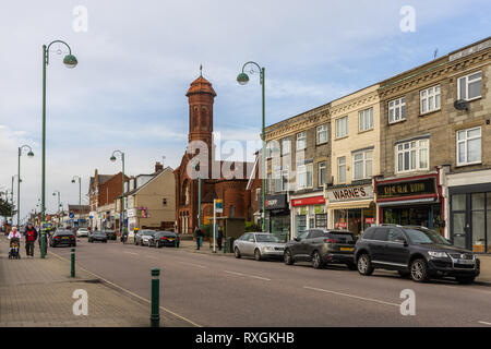 Blick entlang Shirley Road 2019 in der Shirley Bezirk von Southampton mit dem Hl. Bonifatius Katholische Kirche im Hintergrund, Southampton, England, Großbritannien Stockfoto