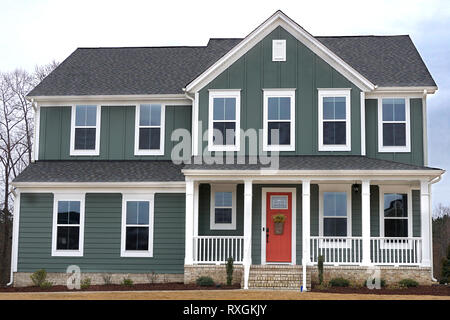 Suburban Home Exterieur mit einer roten Tür in einer Nachbarschaft in North Carolina Stockfoto