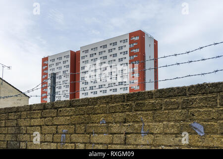 Shirley Türme zu einem Wohngebiet Rat konkrete Tower Block durch Stacheldraht gesehen besaß, Shirley Bezirk, Southampton, England, Großbritannien Stockfoto