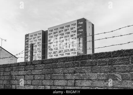 Monochrom von Shirley Türme zu einem Wohngebiet Rat konkrete Tower Block durch Stacheldraht gesehen besaß, Shirley Bezirk, Southampton, England, Großbritannien Stockfoto