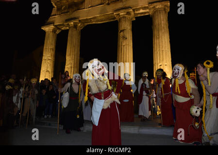 Athen, Griechenland. 9. Mär 2019. Teilnehmer März durch das historische Zentrum von Athen das antike griechische Festival phalliphoria ehren, der Gott des Weines, Fruchtbarkeit und Theater Dionysos in Athen, Griechenland zu feiern. Credit: Nicolas Koutsokostas/Alamy Leben Nachrichten. Stockfoto