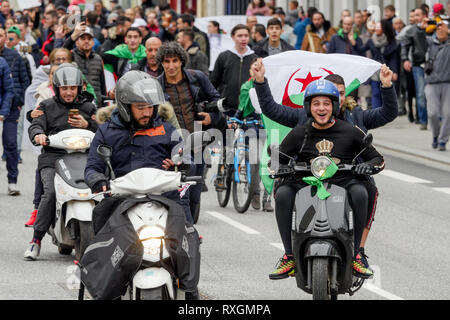 Lyon, Frankreich, 9. März 2019: Hunderte von Mitgliedern der algerischen Diaspora Mittel-ost von Lyon (Frankreich) am 9. März 2019 gesehen, als sie im März in Lyon von der algerischen Bezirk für das algerische Generalkonsulat, Abdelaziz Bouteflika 5 Kandidatur zu den Präsidentschaftswahlen zu protestieren. Foto: Serge Mouraret/Alamy leben Nachrichten Stockfoto