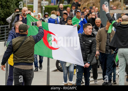 Lyon, Frankreich, 9. März 2019: Hunderte von Mitgliedern der algerischen Diaspora Mittel-ost von Lyon (Frankreich) am 9. März 2019 gesehen, als sie im März in Lyon von der algerischen Bezirk für das algerische Generalkonsulat, Abdelaziz Bouteflika 5 Kandidatur zu den Präsidentschaftswahlen zu protestieren. Foto: Serge Mouraret/Alamy leben Nachrichten Stockfoto