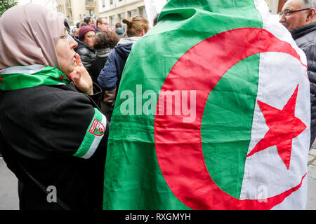 Lyon, Frankreich, 9. März 2019: Hunderte von Mitgliedern der algerischen Diaspora Mittel-ost von Lyon (Frankreich) am 9. März 2019 gesehen, als sie im März in Lyon von der algerischen Bezirk für das algerische Generalkonsulat, Abdelaziz Bouteflika 5 Kandidatur zu den Präsidentschaftswahlen zu protestieren. Foto: Serge Mouraret/Alamy leben Nachrichten Stockfoto