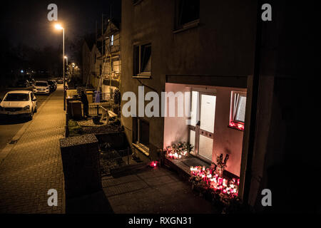 Worms, Deutschland. 09 Mär, 2019. Grab Beleuchtung, Blumen und Kuscheltiere vor dem Haus eines getöteten 21-jährigen erinnern an den gewaltsamen Tod der jungen Frau. Der mutmaßliche Täter - der Frau Freund - sitzt in Untersuchungshaft. Mehrere hundert Menschen nahmen an der Trauermarsch. Credit: Boris Roessler/dpa/Alamy leben Nachrichten Stockfoto