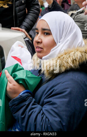 Lyon, Frankreich, 9. März 2019: Hunderte von Mitgliedern der algerischen Diaspora Mittel-ost von Lyon (Frankreich) am 9. März 2019 gesehen, als sie im März in Lyon von der algerischen Bezirk für das algerische Generalkonsulat, Abdelaziz Bouteflika 5 Kandidatur zu den Präsidentschaftswahlen zu protestieren. Foto: Serge Mouraret/Alamy leben Nachrichten Stockfoto