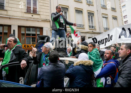Lyon, Frankreich, 9. März 2019: Hunderte von Mitgliedern der algerischen Diaspora Mittel-ost von Lyon (Frankreich) am 9. März 2019 gesehen, als sie im März in Lyon von der algerischen Bezirk für das algerische Generalkonsulat, Abdelaziz Bouteflika 5 Kandidatur zu den Präsidentschaftswahlen zu protestieren. Foto: Serge Mouraret/Alamy leben Nachrichten Stockfoto