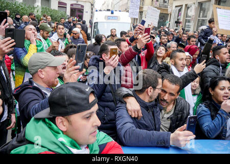 Lyon, Frankreich, 9. März 2019: Hunderte von Mitgliedern der algerischen Diaspora Mittel-ost von Lyon (Frankreich) am 9. März 2019 gesehen, als sie im März in Lyon von der algerischen Bezirk für das algerische Generalkonsulat, Abdelaziz Bouteflika 5 Kandidatur zu den Präsidentschaftswahlen zu protestieren. Foto: Serge Mouraret/Alamy leben Nachrichten Stockfoto