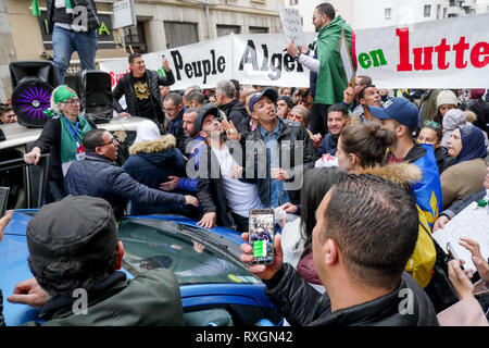 Lyon, Frankreich, 9. März 2019: Hunderte von Mitgliedern der algerischen Diaspora Mittel-ost von Lyon (Frankreich) am 9. März 2019 gesehen, als sie im März in Lyon von der algerischen Bezirk für das algerische Generalkonsulat, Abdelaziz Bouteflika 5 Kandidatur zu den Präsidentschaftswahlen zu protestieren. Foto: Serge Mouraret/Alamy leben Nachrichten Stockfoto