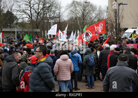 Landau, Deutschland. 9. März 2019. Gegen Demonstranten hören Sie sich die Reden bei der Eröffnung Rallye. Rund 80 Menschen aus rechtsextremen Organisationen protestierten in der Stadt Landau in der Pfalz gegen die deutsche Regierung und Migranten. Sie nahmen auch die gelben Westen aus der Französischen gelbe Weste Protestbewegung. Rganisations. Quelle: Michael Debets/Alamy leben Nachrichten Stockfoto