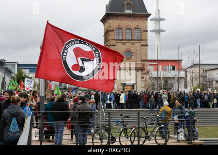 Landau, Deutschland. 9. März 2019. Gegen Demonstranten hören Sie sich die Reden bei der Eröffnung Rallye. Rund 80 Menschen aus rechtsextremen Organisationen protestierten in der Stadt Landau in der Pfalz gegen die deutsche Regierung und Migranten. Sie nahmen auch die gelben Westen aus der Französischen gelbe Weste Protestbewegung. Rganisations. Quelle: Michael Debets/Alamy leben Nachrichten Stockfoto