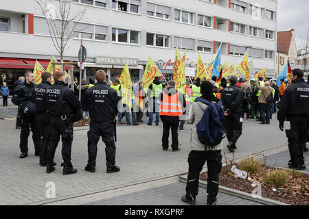 Landau, Deutschland. 9. März 2019. Polizisten sehen. Die Kundgebung der rechten Flügel protestieren. Rund 80 Menschen aus rechtsextremen Organisationen protestierten in der Stadt Landau in der Pfalz gegen die deutsche Regierung und Migranten. Sie nahmen auch die gelben Westen aus der Französischen gelbe Weste Protestbewegung. rganisati Credit: Michael Debets/Alamy leben Nachrichten Stockfoto