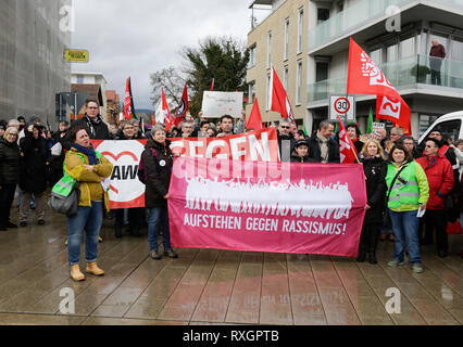 Landau, Deutschland. 9. März 2019. Der Zähler Demonstranten mit Transparenten und Plakaten durch Landau. Rund 80 Menschen aus rechtsextremen Organisationen protestierten in der Stadt Landau in der Pfalz gegen die deutsche Regierung und Migranten. Sie nahmen auch die gelben Westen aus der Französischen gelbe Weste Protestbewegung. rganisat Credit: Michael Debets/Alamy leben Nachrichten Stockfoto