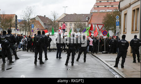 Landau, Deutschland. 9. März 2019. Polizisten schauen Sie den Zähler protestieren. Rund 80 Menschen aus rechtsextremen Organisationen protestierten in der Stadt Landau in der Pfalz gegen die deutsche Regierung und Migranten. Sie nahmen auch die gelben Westen aus der Französischen gelbe Weste Protestbewegung. Rganisations. Quelle: Michael Debets/Alamy leben Nachrichten Stockfoto