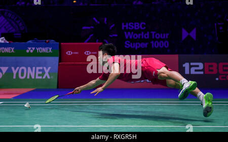 Birmingham, Großbritannien. 9 Mär, 2019. Yonex All England Open Badminton Championships, Tag 4; gemischte Match verdoppelt, ZHENG Siwei und Huang Yaqiong von China versus Praveen Jordanien und Melati Daeva OKTAVIANTI von Indonesien; ZHENG Siwei von China Tauchgänge für den Shuttle Credit: Aktion plus Sport/Alamy leben Nachrichten Stockfoto