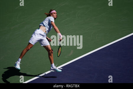 Kalifornien, USA. 9. März 2019. 2019 Stefanos Tsitsipas (GRE) dient gegen Felix Auger-Aliassime (CAN) während der 2019 BNP Paribas Open in Indian Wells Tennis Garden in Indian Wells, Kalifornien. Charles Baus/CSM Credit: Cal Sport Media/Alamy leben Nachrichten Stockfoto