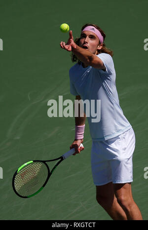 Kalifornien, USA. 9. März 2019. 2019 Stefanos Tsitsipas (GRE) dient gegen Felix Auger-Aliassime (CAN) während der 2019 BNP Paribas Open in Indian Wells Tennis Garden in Indian Wells, Kalifornien. Charles Baus/CSM Credit: Cal Sport Media/Alamy leben Nachrichten Stockfoto