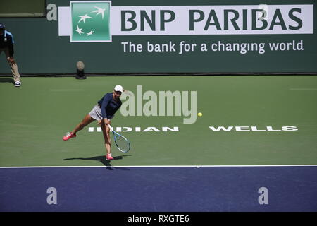 Kalifornien, USA. 9. März 2019. 2019 Yulia Putintseva (KAZ) dient gegen Angelique Kerber (GER) während der 2019 BNP Paribas Open in Indian Wells Tennis Garden in Indian Wells, Kalifornien. Charles Baus/CSM Credit: Cal Sport Media/Alamy leben Nachrichten Stockfoto