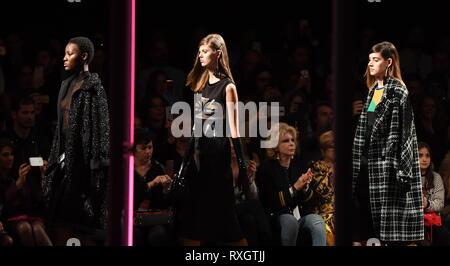 Lissabon, Portugal. 9 Mär, 2019. Modelle Kreationen der Portugiesischen designer Carlos Gil in Lissabon Fashion Week Herbst/Winter 2019/20 in Lissabon, Portugal, 9. März 2019. Credit: Zhang Liyun/Xinhua/Alamy leben Nachrichten Stockfoto