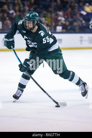 South Bend, Indiana, USA. 09 Mär, 2019. Michigan State, Patrick Khodorenko (55) schießt den Puck während der NCAA Hockey spiel action zwischen den Michigan State Spartans und den Notre Dame Fighting Irish in Compton Familie Ice Arena in South Bend, Indiana. Johann Mersits/CSM/Alamy leben Nachrichten Stockfoto