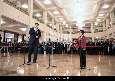 Peking, China. 9 Mär, 2019. Wang Yanxia (R) und Yao Ming, Mitglieder der 13. Nationalen Ausschuss der Chinese People's Political Consultative Conference (Cppcc), erhalten ein Interview vor der zweiten Plenarsitzung der zweiten Tagung des 13. CPPCC Nationalen Komitees in der Großen Halle des Volkes in Peking, der Hauptstadt von China, 9. März 2019. Credit: Cai Yang/Xinhua/Alamy leben Nachrichten Stockfoto