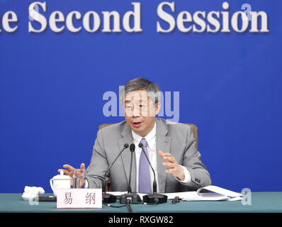 Peking, China. 10 Mär, 2019. Gouverneur der People's Bank of China Yi Gang nimmt an einer Pressekonferenz über die Reform und Entwicklung für die zweite Session des 13. Nationalen Volkskongress (NVK) in Peking, der Hauptstadt von China, 10. März 2019. Credit: Shen Bohan/Xinhua/Alamy leben Nachrichten Stockfoto