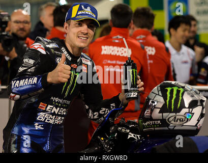 Doha, Katar. 9 Mär, 2019. Spanische MotoGP-Fahrer Maverick Vinales von Monster Energy Yamaha MotoGP feiert die Pole Position nach dem Qualifying MotoGP 2019 MotoGP Grand Prix von Katar in Losail Circuit von Doha, Hauptstadt von Katar, am 9. März 2019. Credit: Nikku/Xinhua/Alamy leben Nachrichten Stockfoto