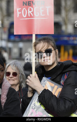 London, Greater London, UK. 9 Mär, 2019. Eine Frau gesehen, die ein Plakat, während der Anstieg im März die Millionen Frauen in London. Tausende von Frauen durch die Londoner Innenstadt zu einer Kundgebung auf dem Trafalgar Square in London fordern Freiheit und Gerechtigkeit und das Ende der männlichen Gewalt gegen Sie marschierten. '' "Niemals vergessen" war das Thema der diesjährigen März und Teilnehmer an das Leben von Mädchen und Frauen, die von Gewalt von mens getötet wurden. Quelle: Andres Pantoja/SOPA Images/ZUMA Draht/Alamy leben Nachrichten Stockfoto