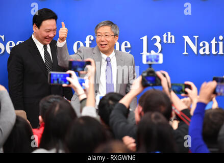 Peking, China. 10 Mär, 2019. Gouverneur der People's Bank of China Yi Gang verlässt nach einer Pressekonferenz über die Reform und Entwicklung für die zweite Session des 13. Nationalen Volkskongress (NVK) in Peking, der Hauptstadt von China, 10. März 2019. Credit: Li Lief/Xinhua/Alamy leben Nachrichten Stockfoto