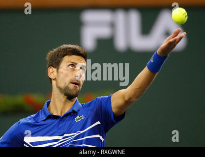 Kalifornien, USA. 9. März 2019. 2019 Novak Djokovic (SRB) dient gegen Bjorn Fratangelo während der 2019 BNP Paribas Open in Indian Wells Tennis Garden in Indian Wells, Kalifornien. Charles Baus/CSM Credit: Cal Sport Media/Alamy leben Nachrichten Stockfoto