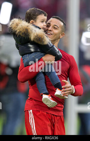 München, Deutschland. 09 Mär, 2019. Thiago (FCB) mit Sohn Gabriel in seinen Armen GES/Fußball/1. Bundesliga: Bayern München - VfL Wolfsburg, 09.03.2019 Fußball: 1.Liga: FC Bayern München gegen VfL Wolfsburg, München, 9. März, 2019 | Verwendung der weltweiten Kredit: dpa/Alamy leben Nachrichten Stockfoto