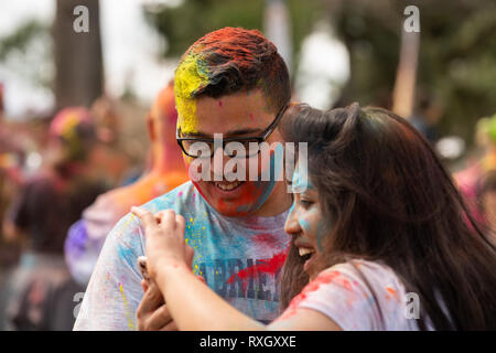 Los Angeles, USA. 9 Mär, 2019. Die Menschen feiern das Holi Festival in Los Angeles, den Vereinigten Staaten, 9. März 2019. Der Hindu Festival von Holi, oder das Fest der Farben, kündigt die Ankunft des Frühlings und das Ende des Winters. Credit: Qian Weizhong/Xinhua/Alamy leben Nachrichten Stockfoto