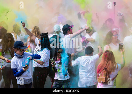 Los Angeles, USA. 9 Mär, 2019. Die Menschen feiern das Holi Festival in Los Angeles, den Vereinigten Staaten, 9. März 2019. Der Hindu Festival von Holi, oder das Fest der Farben, kündigt die Ankunft des Frühlings und das Ende des Winters. Credit: Qian Weizhong/Xinhua/Alamy leben Nachrichten Stockfoto