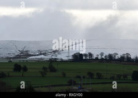 Derbyshire, Großbritannien. 10. März 2019. Schnee bedeckt die Spitzen der Hügel mit Blick auf die neuen Mühlen. Quelle: John Fryer/Alamy leben Nachrichten Stockfoto