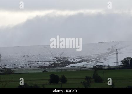 Derbyshire, Großbritannien. 10. März 2019. Schnee bedeckt die Spitzen der Hügel mit Blick auf die neuen Mühlen. Quelle: John Fryer/Alamy leben Nachrichten Stockfoto