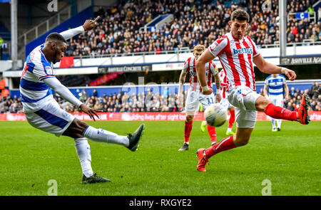 London, Großbritannien. 9. März 2019. Olamide Shodipo der Queens Park Rangers schießt während der efl Sky Bet Championship Match zwischen den Queens Park Rangers und Stoke City an der Loftus Road Stadium, London, England am 9. März 2019. Foto von Phil Hutchinson. Nur die redaktionelle Nutzung, eine Lizenz für die gewerbliche Nutzung erforderlich. Keine Verwendung in Wetten, Spiele oder einer einzelnen Verein/Liga/player Publikationen. Credit: UK Sport Pics Ltd/Alamy leben Nachrichten Stockfoto