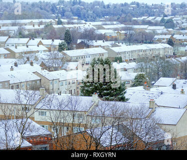 Glasgow, Schottland, UK, 10. März, 2019 UK Wetter: Frühling sonniges Wetter gestern gab den Weg zu den versprochenen Schneefall als Glaswegians wachte auf schwere Fälle und Weihnachten Szenen im grünen Vorort von Knightswood. Kredit Gerard Fähre / alamy Leben Nachrichten Stockfoto