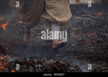 Tokio, Japan. 10. März 2019. "Yamabushi' Wanderungen auf Asche bei einem Brand wandern Zeremonie (Hiwatari-sai Festival in Japanisch), kündigt das Kommen des Frühlings, an Yakuoin Tempel auf dem Mt. Takao in der Stadt Hachioji in westlichen Tokio, 10. März 2019. Credit: Nicolas Datiche/LBA/Alamy Leben Nachrichten Quelle: Lba Co.Ltd./Alamy leben Nachrichten Stockfoto