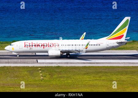 Mahe, Seychellen - November 25, 2017: Die Boeing 737-800 der Ethiopian Airlines mit der Markierung ET-AOA auf dem Flughafen Mahé (SEZ) auf den Seychellen. | Verwendung weltweit Stockfoto