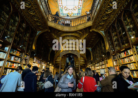 Porto, Portugal. 8 Mär, 2019. Besucher im berühmten Lello Bibliothek gesehen. Der Livraria Lello Buchladen in Porto ist eine der ältesten Buch der Welt speichert, häufig als eine der schönsten Buchhandlungen in der Welt geordnet. Die neo-gotische Bibliothek, war eine Inspiration für Harry Potter Bücher Schriftsteller, J.K. Rowling. Credit: Omar Marques/SOPA Images/ZUMA Draht/Alamy leben Nachrichten Stockfoto