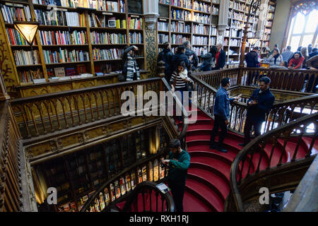 Porto, Portugal. 8 Mär, 2019. Besucher im berühmten Lello Bibliothek gesehen. Der Livraria Lello Buchladen in Porto ist eine der ältesten Buch der Welt speichert, häufig als eine der schönsten Buchhandlungen in der Welt geordnet. Die neo-gotische Bibliothek, war eine Inspiration für Harry Potter Bücher Schriftsteller, J.K. Rowling. Credit: Omar Marques/SOPA Images/ZUMA Draht/Alamy leben Nachrichten Stockfoto