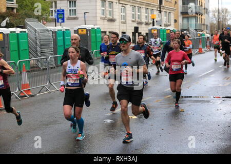 Die großen Halbmarathon wird ausgehend von der Tower Bridge und Schienen werden dann 13,1 km Route, die Sie nehmen Vergangenheit Shadwell und Limehouse folgen, bevor kreisen um Canary Wharf. Halbmarathon Läufer wird dann folgen die Themse zurück in Richtung Wapping und dann über die Tower Bridge und Richtung Southwark Park. Stockfoto