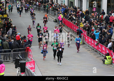 London, Großbritannien. 10. März 2019. Die Vitalität große Halbmarathon; Nicht elite Läufer die Ziellinie Credit: Aktion Plus Sport Bilder/Alamy leben Nachrichten Stockfoto