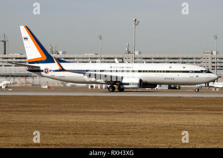 München, Deutschland. 17 Feb, 2019. Ein Thailand Air Force Boeing 737-800 Business Jet auf der Start- und Landebahn am Flughafen München gesehen. Credit: Fabrizio Gandolfo/SOPA Images/ZUMA Draht/Alamy leben Nachrichten Stockfoto