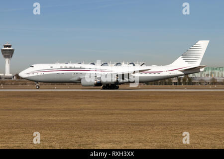 München, Deutschland. 17 Feb, 2019. Ein Qatar Amiri Flight Boeing 747-800 Business Jet gesehen Die Qatari Delegation wieder nach Hause nach der Münchener Sicherheitskonferenz. Credit: Fabrizio Gandolfo/SOPA Images/ZUMA Draht/Alamy leben Nachrichten Stockfoto