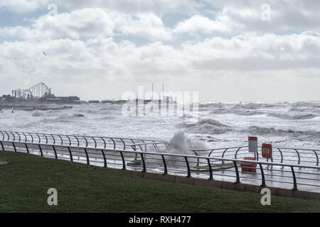 Blackpool, Lancashire, UK. 10 Mär, 2019. Wetter news. Stürme und Hugh wellen Teig der Küstenlinie in Blackpool heute. Die Temperatur kalt mit einer schweren Wind chill für diejenigen, die zu Fuß zu diesem Nachmittag. © Gary Telford/Alamy live news Credit: Gary Telford/Alamy leben Nachrichten Stockfoto