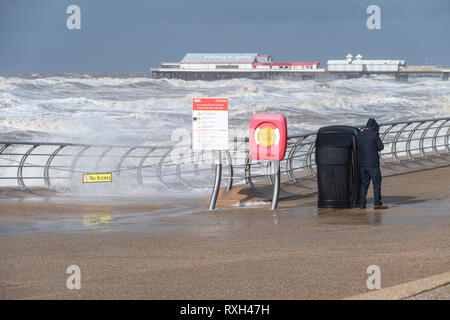 Blackpool, Lancashire, UK. 10 Mär, 2019. Wetter news. Stürme und Hugh wellen Teig der Küstenlinie in Blackpool heute. Die Temperatur kalt mit einer schweren Wind chill für diejenigen, die zu Fuß zu diesem Nachmittag. © Gary Telford/Alamy live news Credit: Gary Telford/Alamy leben Nachrichten Stockfoto